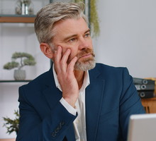 zamyślony mężczyzna