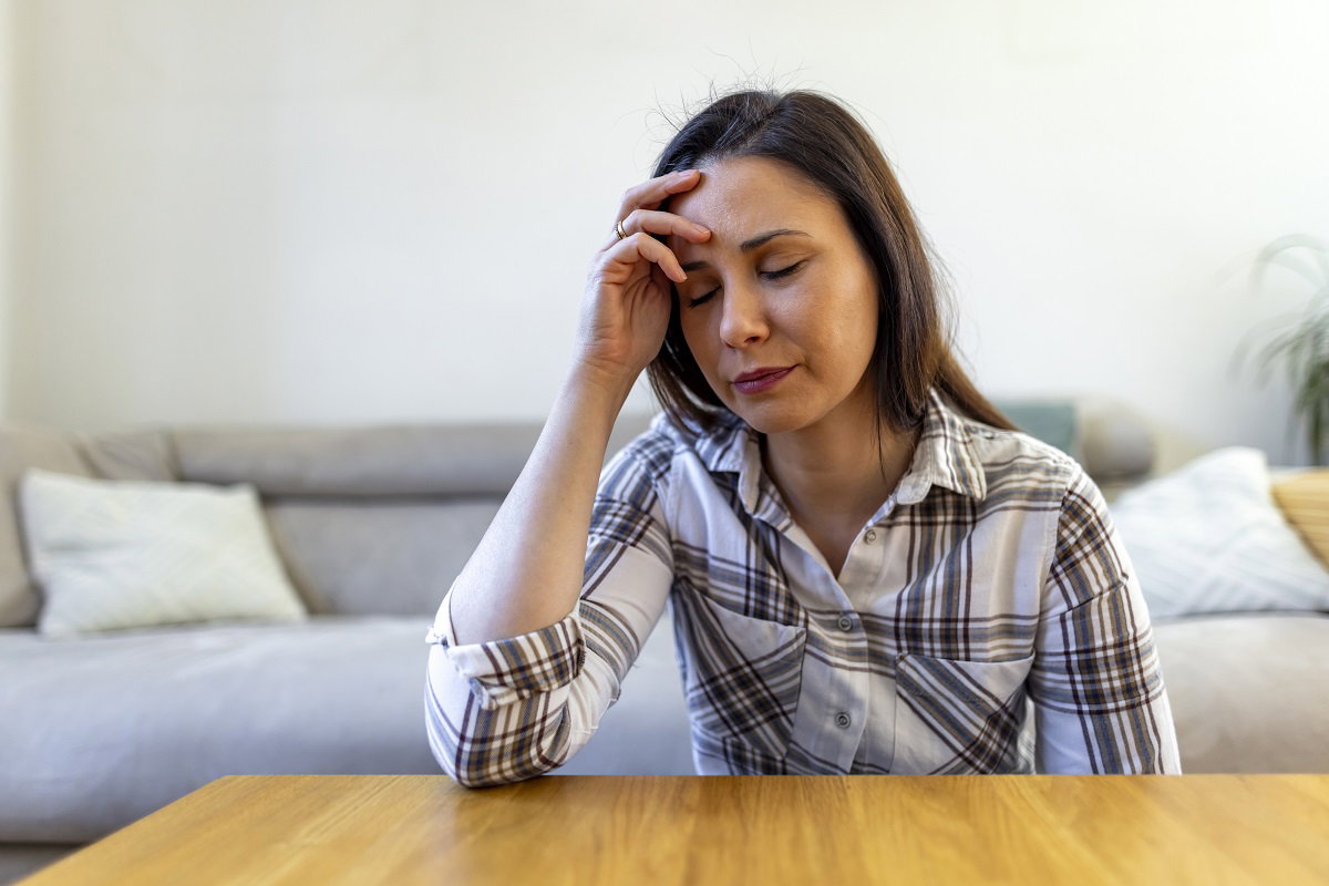 zdenerwowana kobieta przy stole