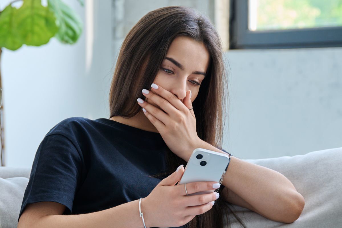 Zszokowana kobieta z telefonem