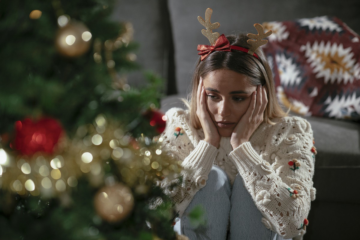 dziewczyna przy choince