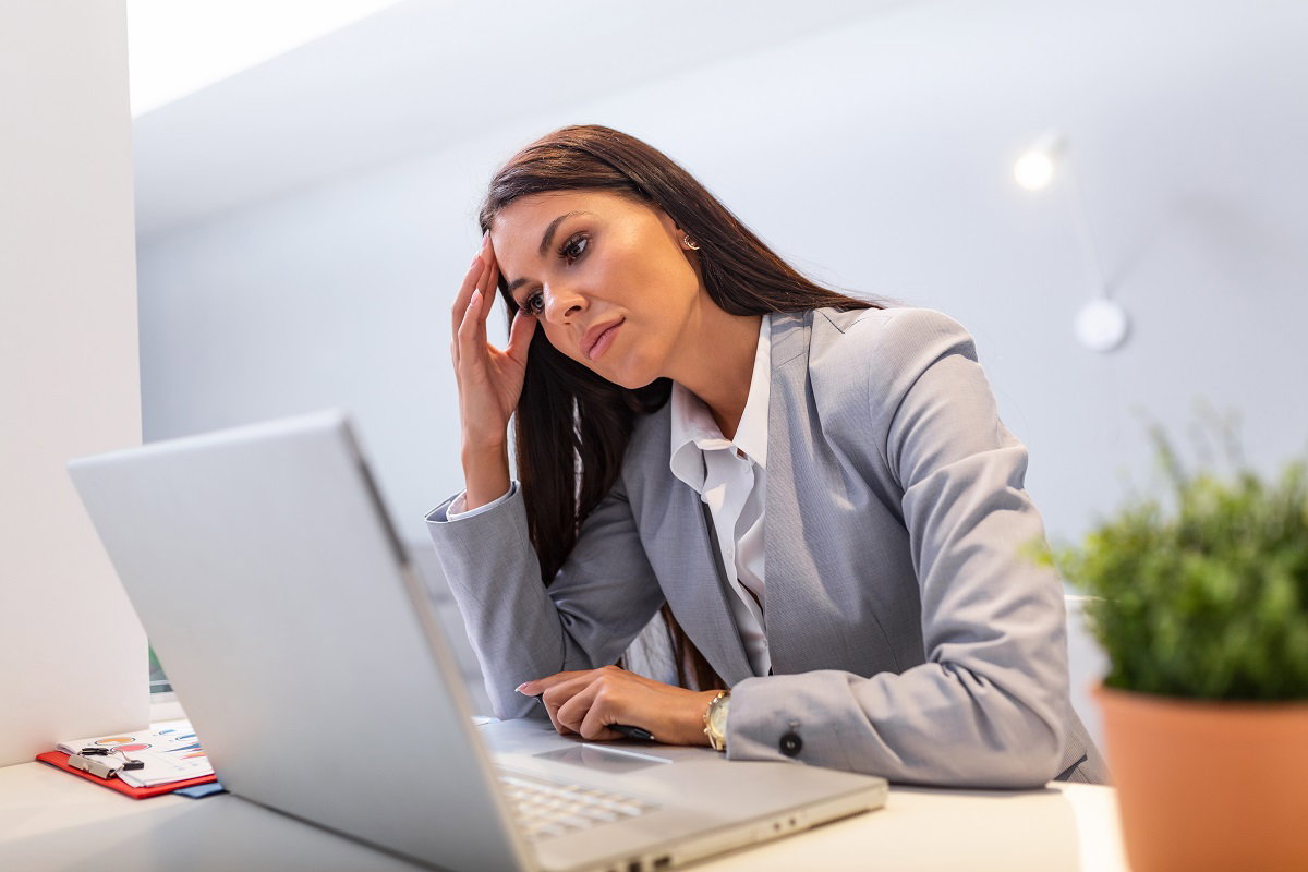 kobieta przed komputerem