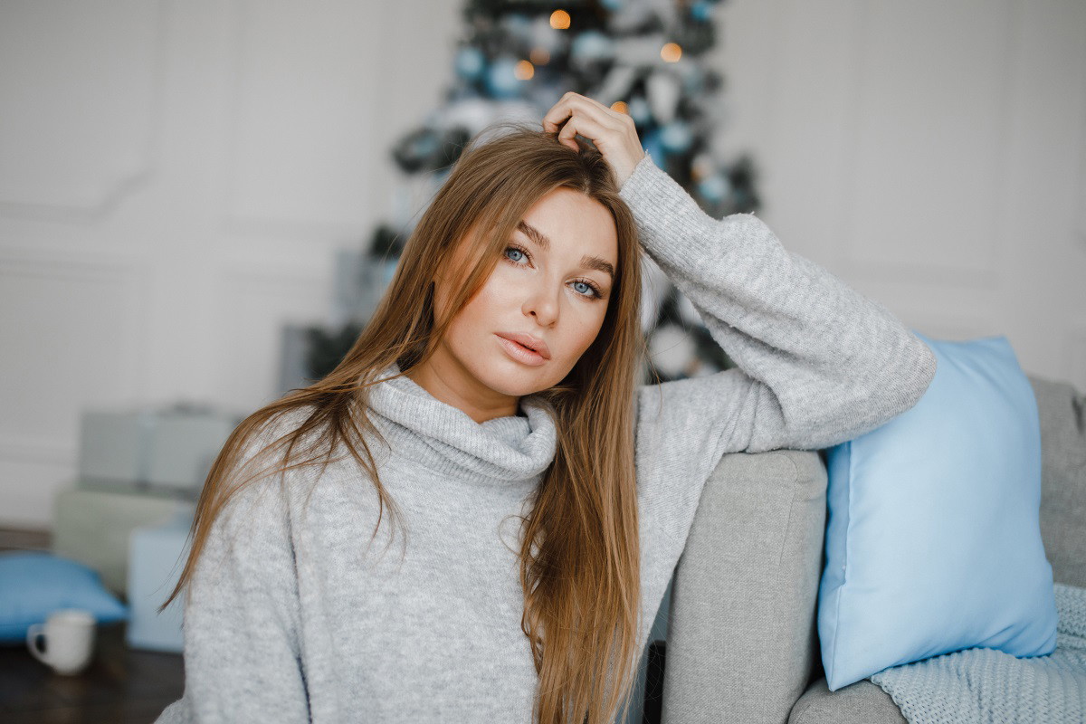 kobieta przy choince