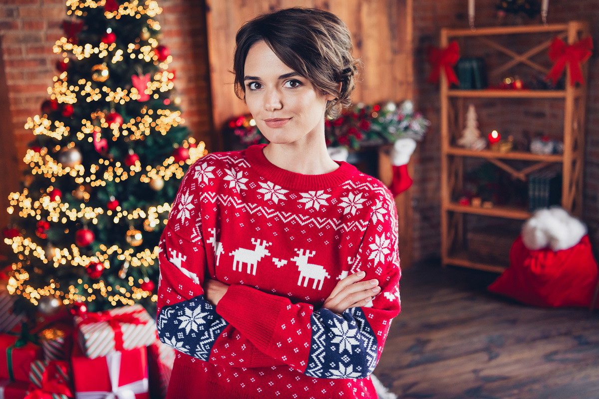 kobieta w świątecznym swetrze