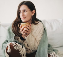 kobieta z kubkiem herbaty