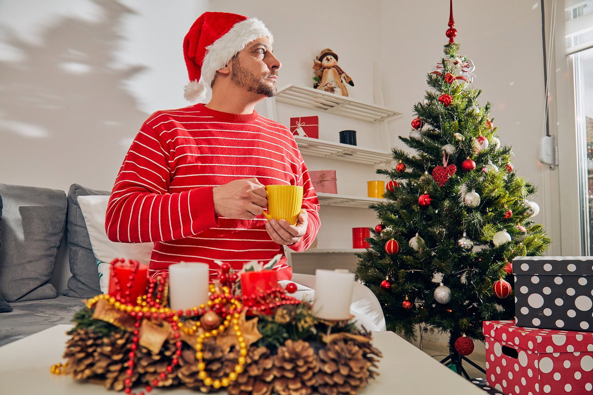 mężczyzna przy choince