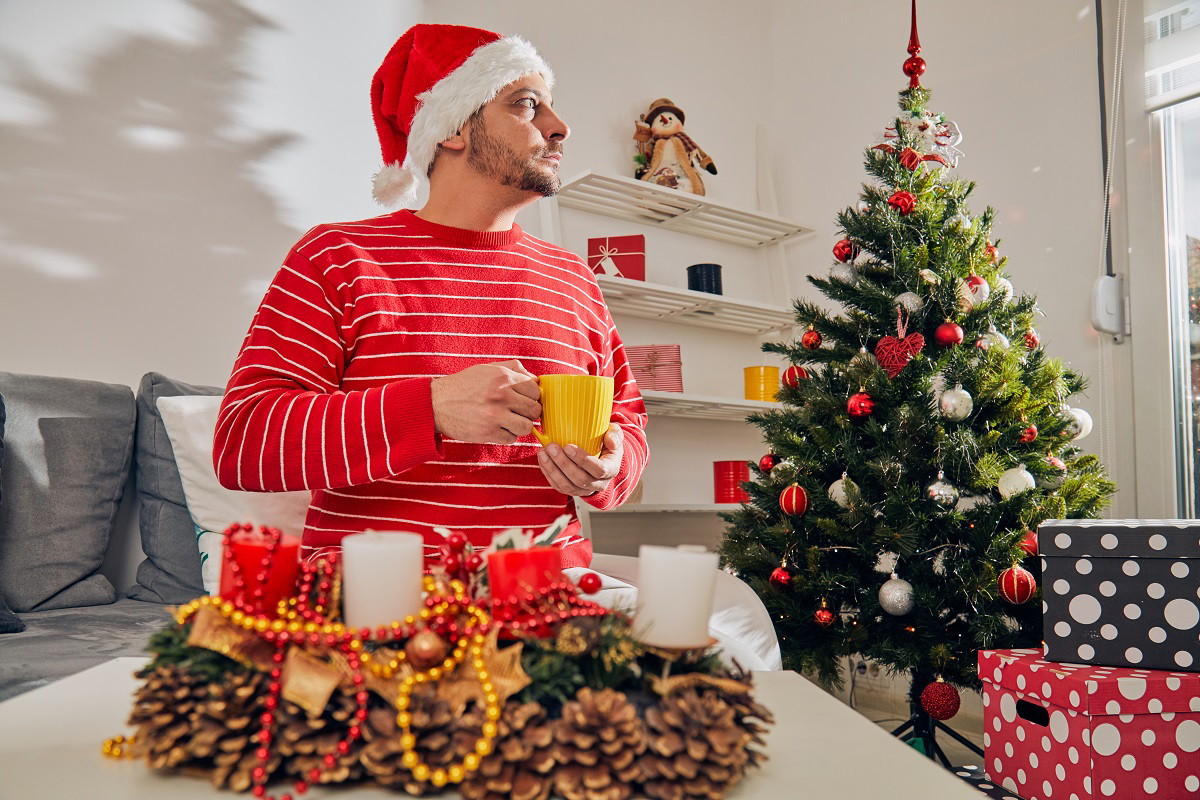 mężczyzna przy choince