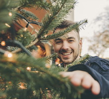 mężczyzna przy choince