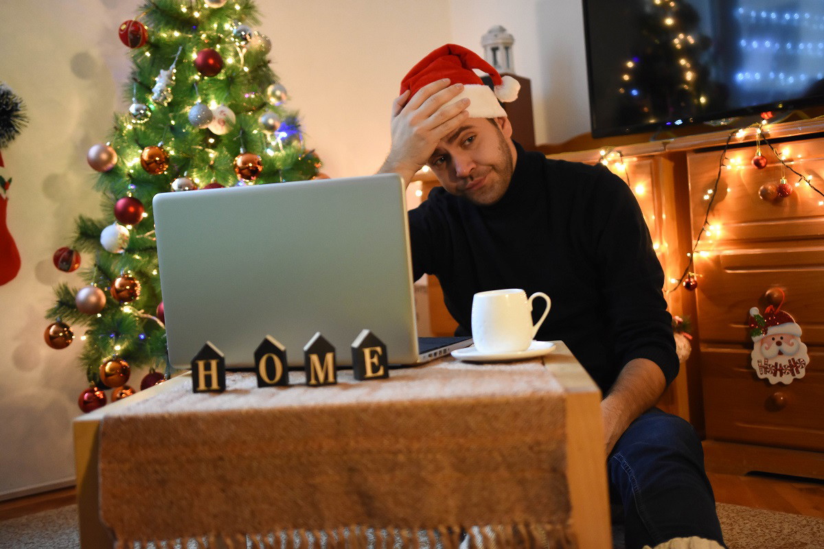 mężczyzna przy choince