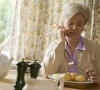 seniorka przy obiedzie