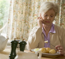seniorka przy obiedzie