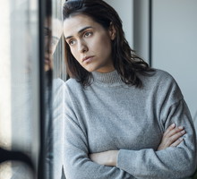 smutna kobieta w oknie