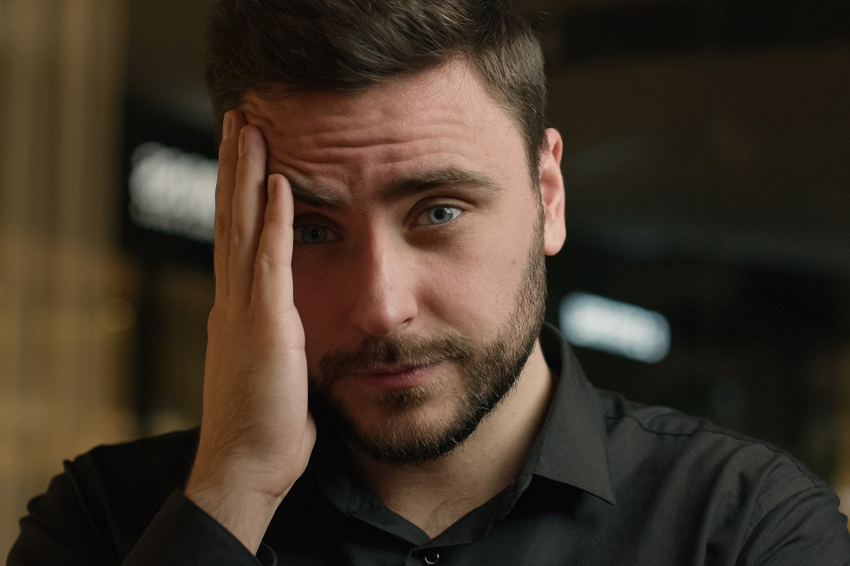 załamany mężczyzna