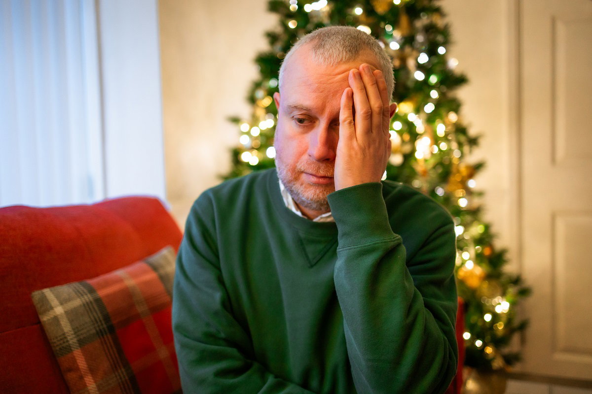 zmartwiony mężczyzna przy choince