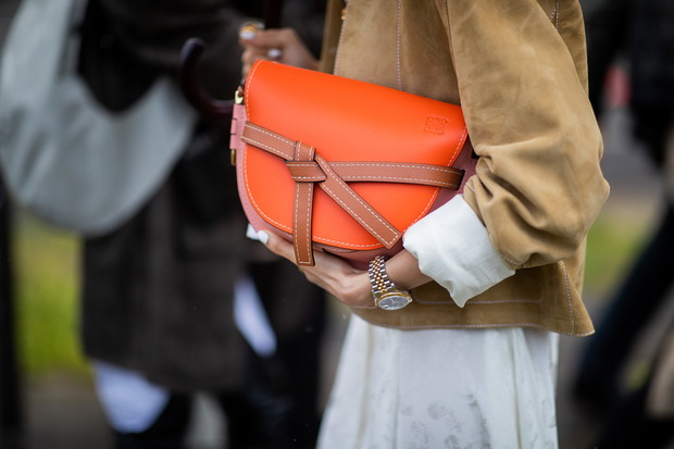 Pomarańczowy modne kolor lato 2019: moda trendy lato 2019