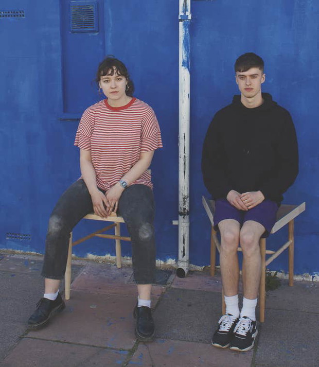 krzesło przeciw rozkraczaniu