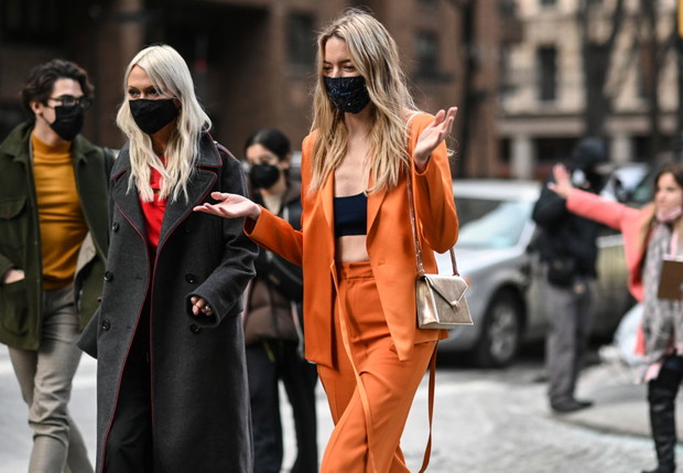 Moda trendy 2021: Tymi dodatkami podkręcisz swoją wiosenną stylizację