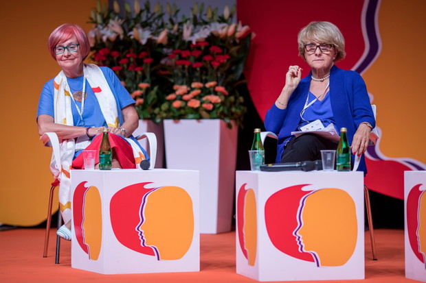 Profesor Fuszara i Danuta Hubner na Kongresie Kobiet