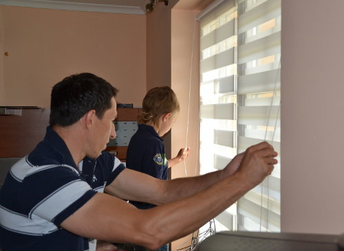 Slawomirowi_Szmalowi_w_montazu_lancuszka_dzielnie_pomagal_syn