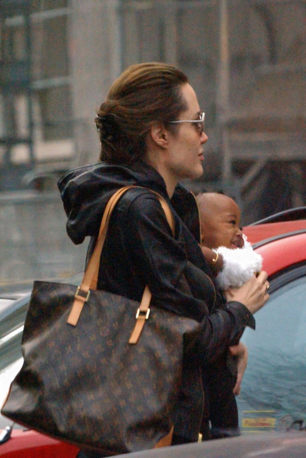 ALLONS_142312_Angelina_Jolie_02