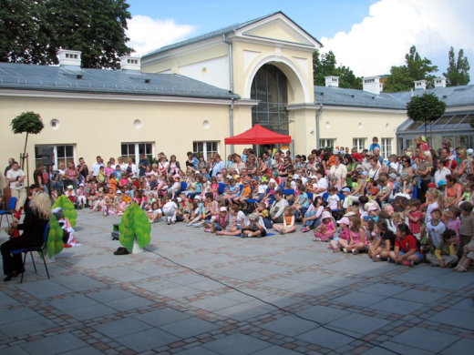 Letni-teatr-na-dziedzincu
