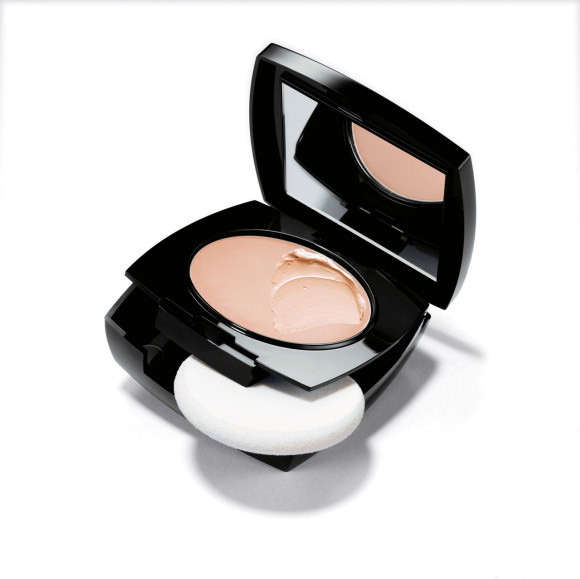 Kremowo-pudrowy_podklad_w_kompakcie_Idealny_kolr