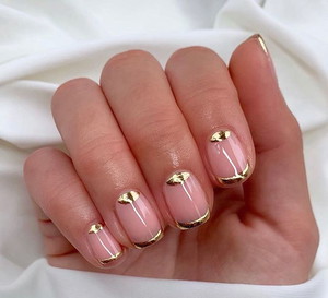 Modne paznokcie na jesień: złoty french