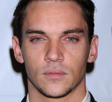 ALLONS_582345_Jonathan_Rhys_Meyers_05