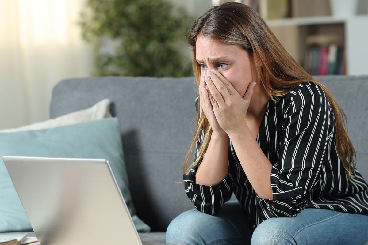 zdziwiona dziewczyna