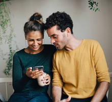 Ja cię kocham a Ty scrollujesz - jak technologia wpływa na związek?