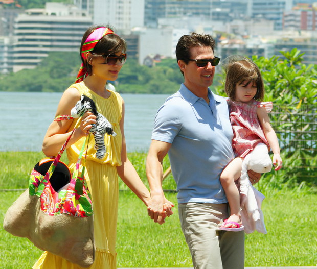 ALLONS_571931_Tom_Cruise__Katie_Holmes__Suri