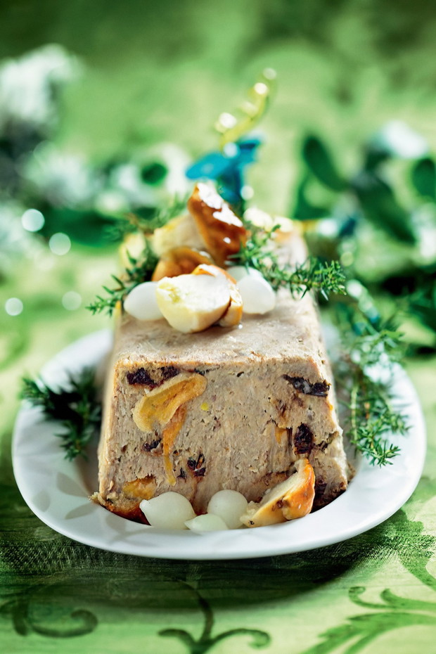 Pasztet wiejski z suszonymi morelami i śliwkami