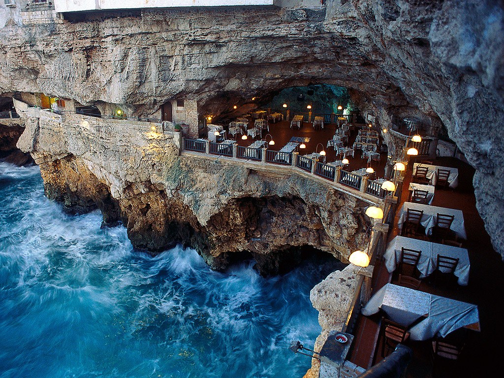 Grotta Palazzese, Puglia