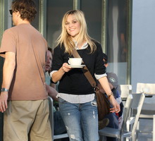 Reese Witherspoon z kawą
