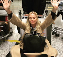 Charlize Theron to prawdziwa kosmopolitka