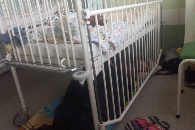 Matka śpi na podłodze w szpitalu