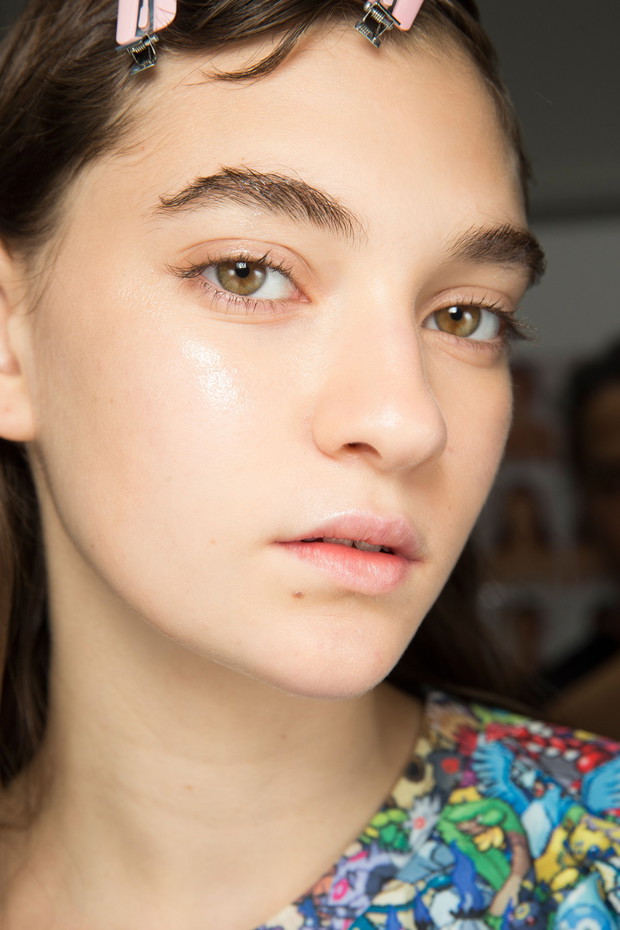 Klasyczny trik z linerem w odcieniu nude