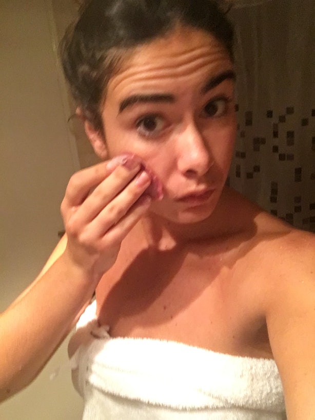 Przetestowała maseczkę z czerwonego wina