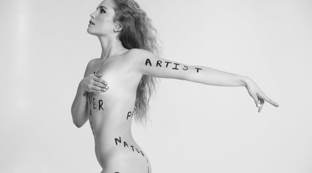 Modelki pozują ubrane w hasła #metoo