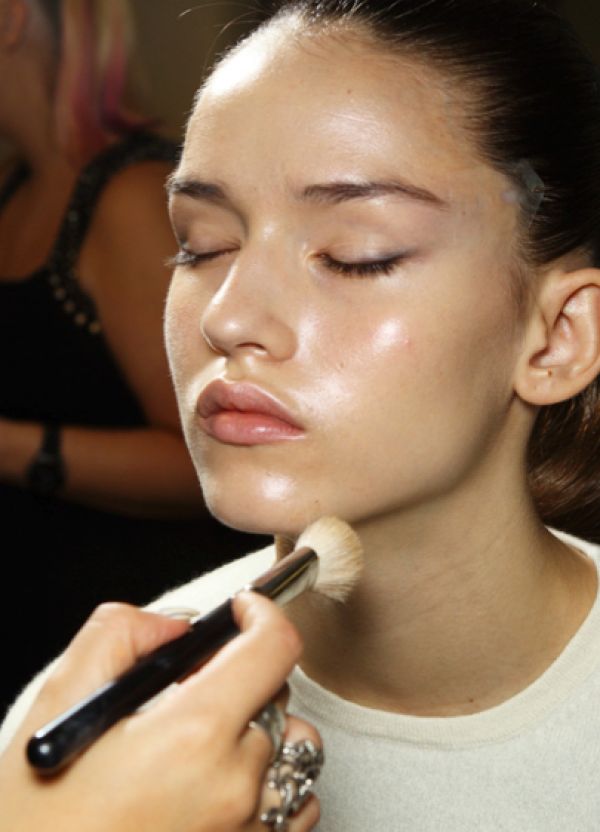 Nie nakładaj podkładu na suchą skórę