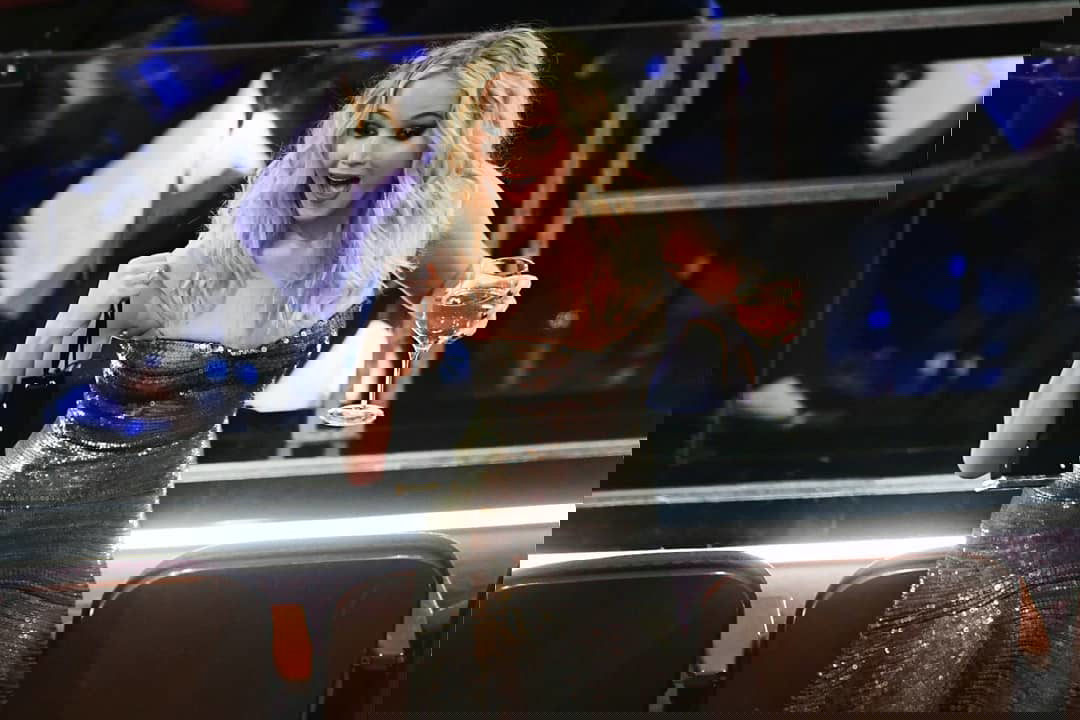 Oskary 2018: Jennifer Lawrence z kieliszkiem wina przechodziła nad siedzeniami