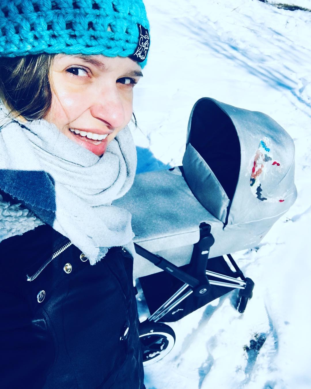 Joanna Koroniewska na spacerze z córką Heleną