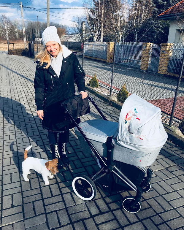 Joanna Koroniewska na spacerze z córką Heleną