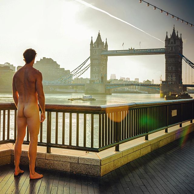 Nagie zdjęcia na Instagramie ma pomagać innym