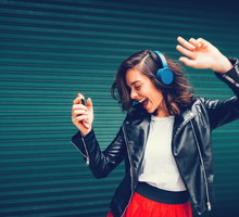 Posłuchaj pozytywnej muzyki