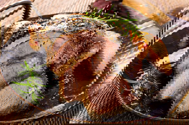 udziec_jagniecy_z_przyprawami