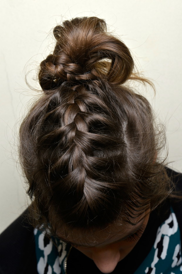 Dwa przedziałki i warkocz po środku - dla bardziej wprawionych