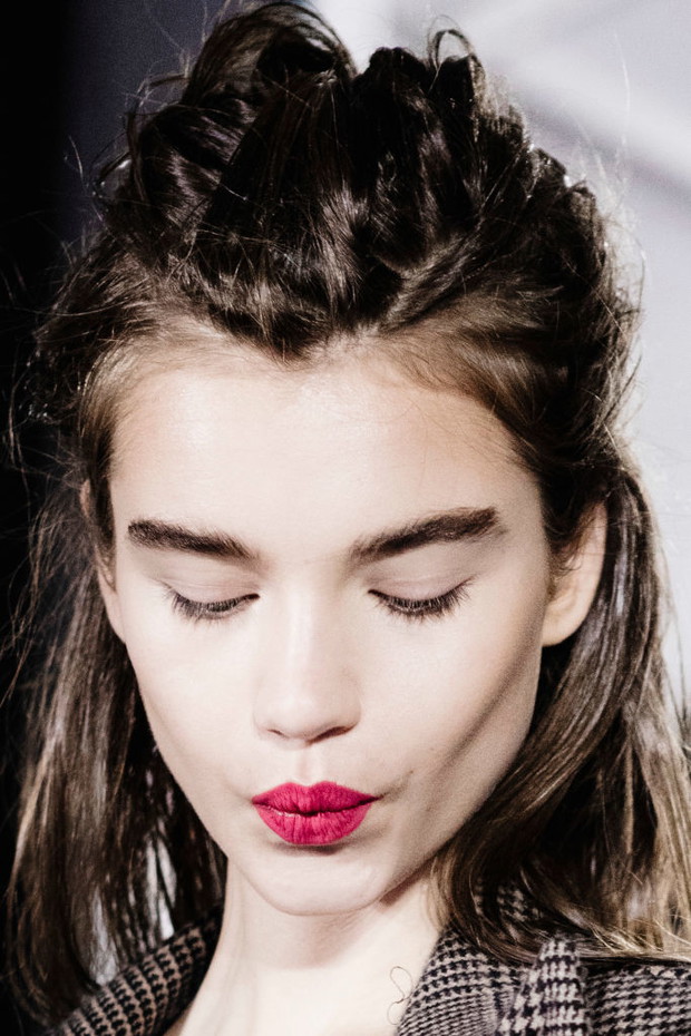 Krótka fryzura z warkoczem na od góry