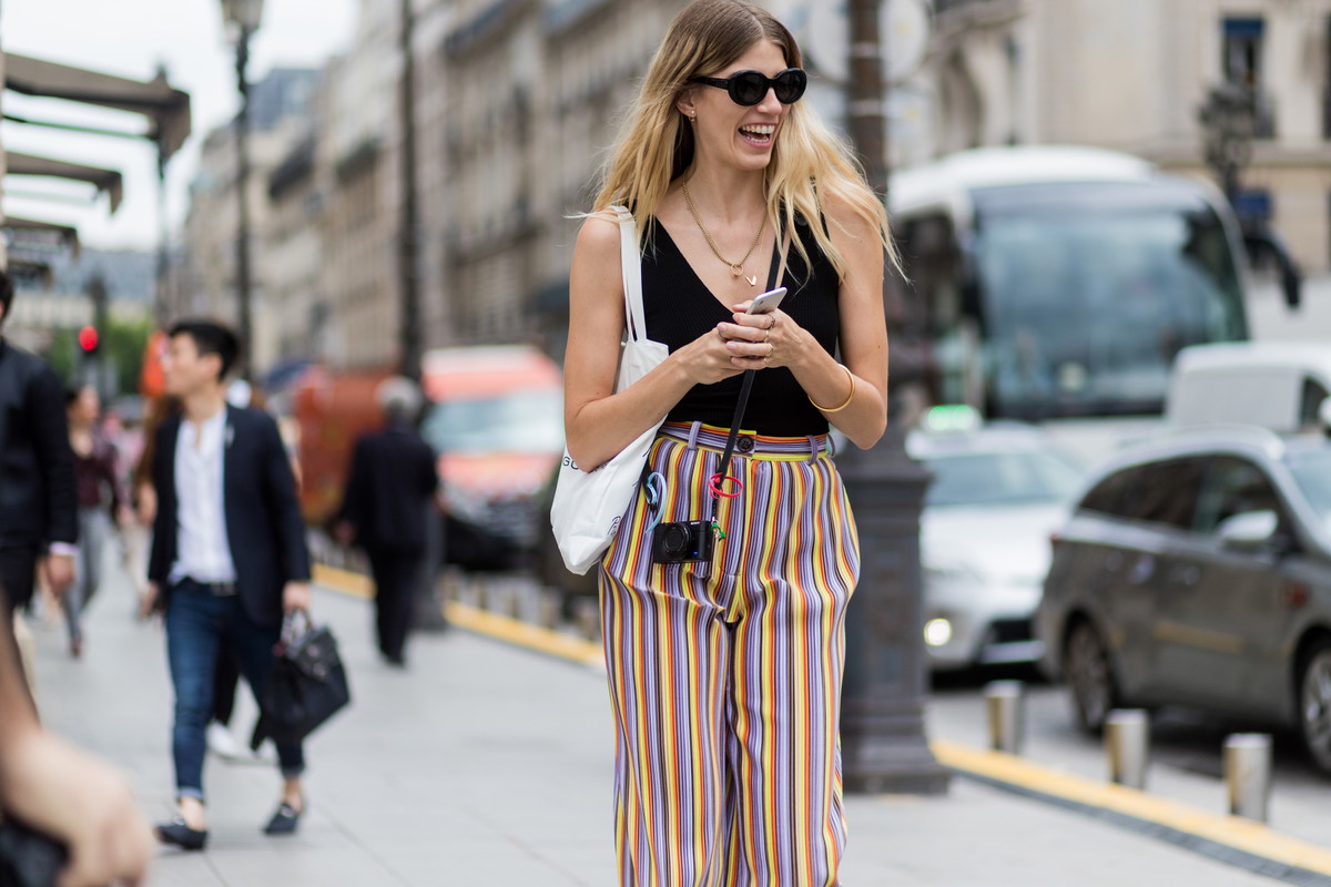 Spodnie w pionowe paski wydłużają nogi