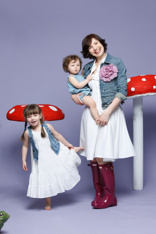 Aneta (35 lat) z Kornelią (4 lata) i Helenką (rok i 2 miesiące)