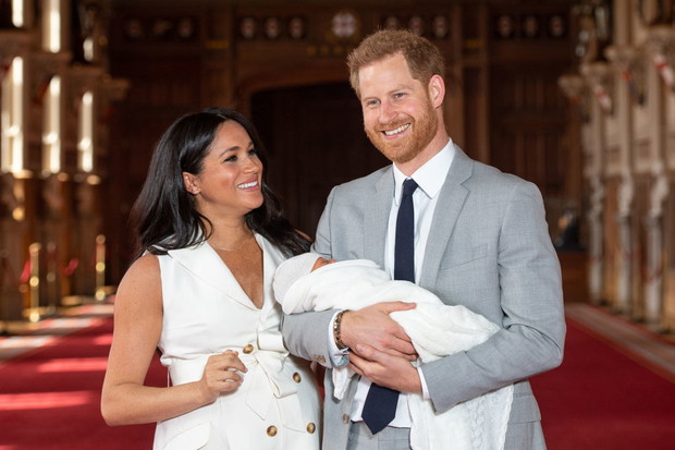 Meghan Markle i książę Harry z dzieckiem